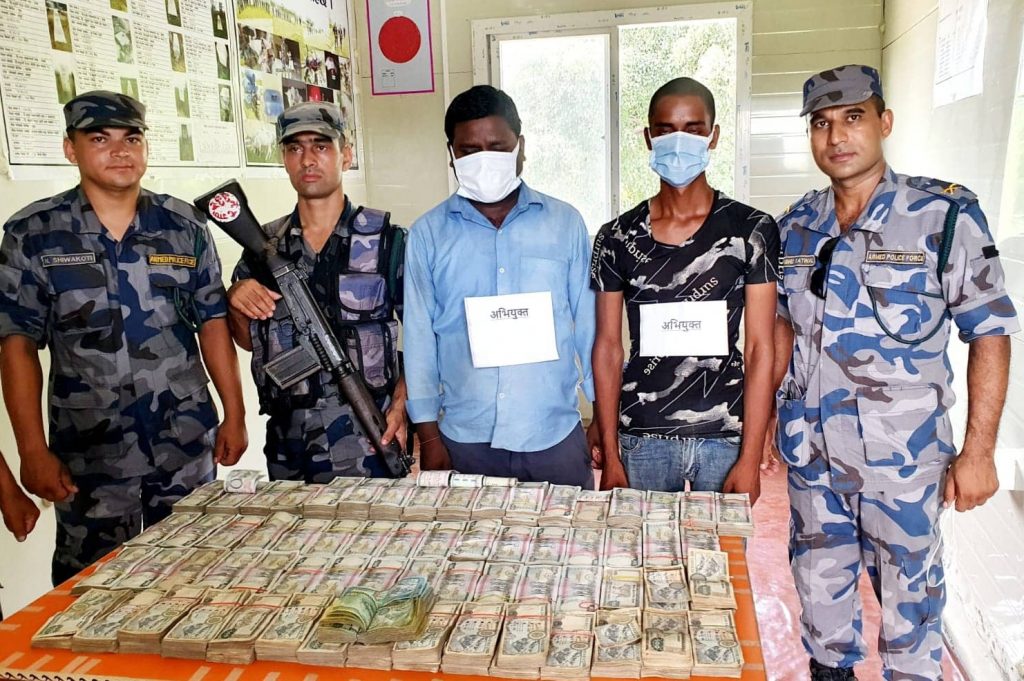 भारतबाट आलुको बोराभित्र लुकाएर ल्याउँदै गरेको ८३ लाख रुपैयाँ बरामद
