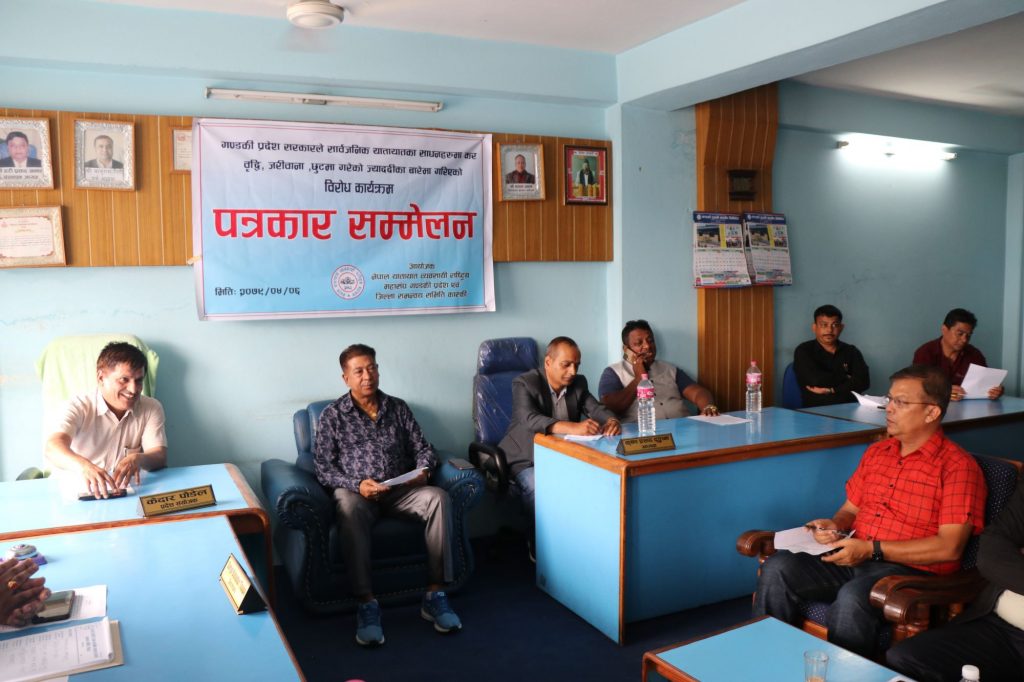 कर नघटाए बस ग्यारेजमा थन्काउने व्यवसायीको चेतावनी