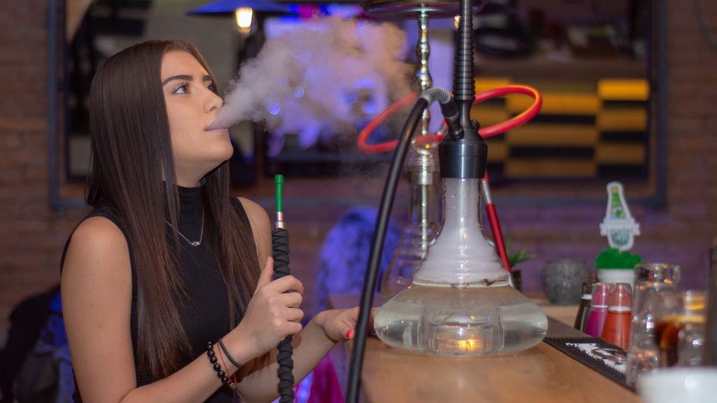 युवामाझ लोकप्रिय हुक्काका लागि करोडौं रकम बाहिरिदैं