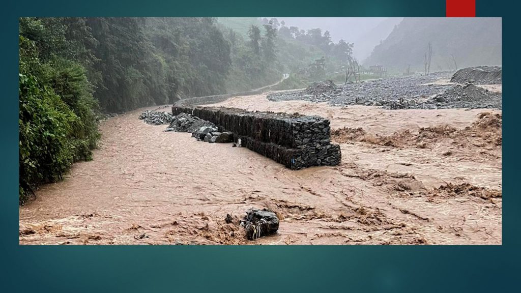 सिन्धुपाल्चोक बाढी : सडक अवरुद्ध, हेलम्बुको फाँट डुबानमा