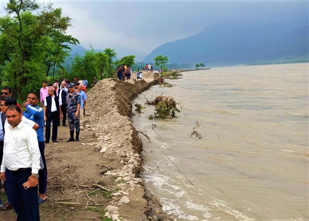 सप्तकोशी नदीको बाँध फुटेसँगै जोखिममा परेका मानिसको उद्धार कार्य जारी