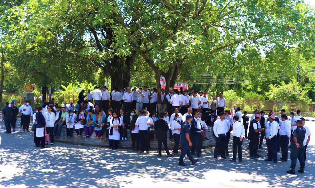 सरकारले असमान तलबबृद्धि गरेको विरोधमा नासुहरु चौतारोमा (तस्बिरहरु)