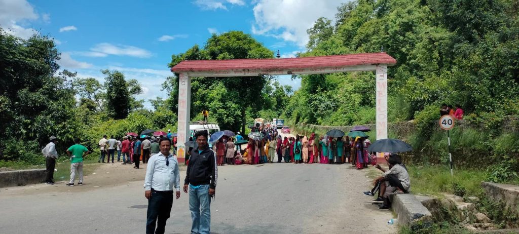 निकुञ्जको बफर जोनमा घाँस काट्न गएका २ को मृत्यु, स्थानीयद्वारा सडक अवरुद्ध
