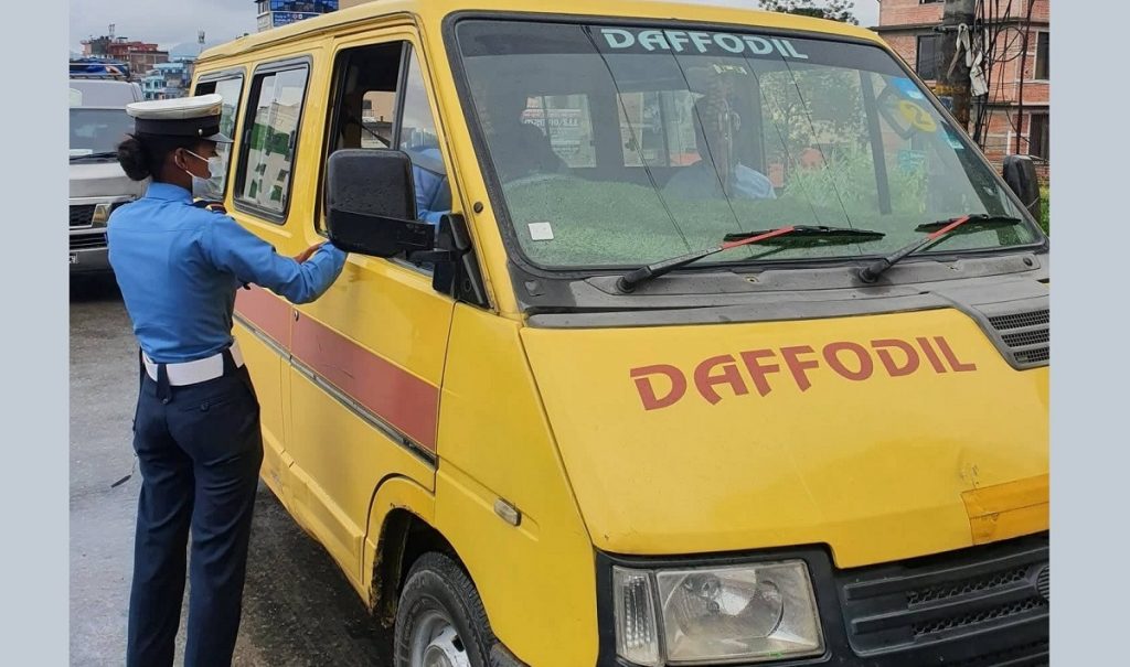 मापसे गरी स्कुल बस चलाउने ६ जना कारबाहीमा