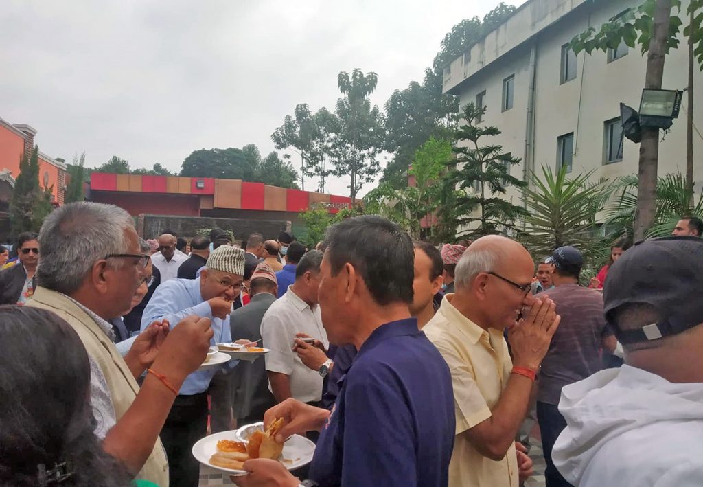 पालिका जनप्रतिनिधिलाई शेखरको चियापान