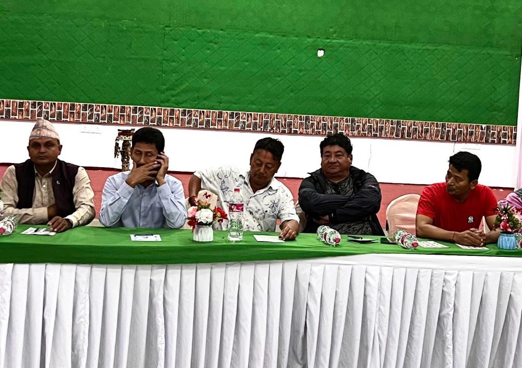 बस्तुगत संघहरुलाई भेट्दै प्रजापति समूह, व्यवसायीहरु एकजुट हुन प्रजापतिकाे आह्वान