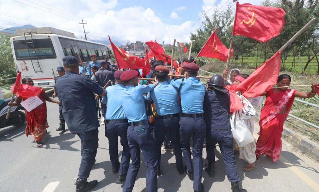 मिटरब्याज पीडितमाथि लाठी चार्ज