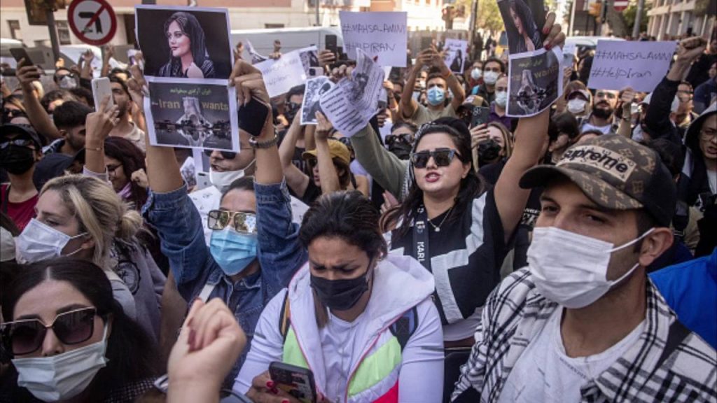 युवतीको हिरासतमा निधन भएको घटनालाई लिएर इरानमा प्रदर्शन हिंस्रक बन्दै