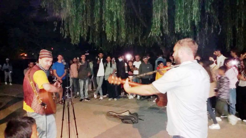 फेवाको फुटट्रयाकमा साँझमा लाग्छ मेला, छैन कुनै झमेला (भिडियोसहित)