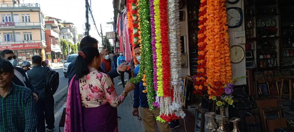 पोखरामा प्लाष्टिकजन्य फूलगुच्छा उत्पादन, आयात र विक्री वितरणमा रोक