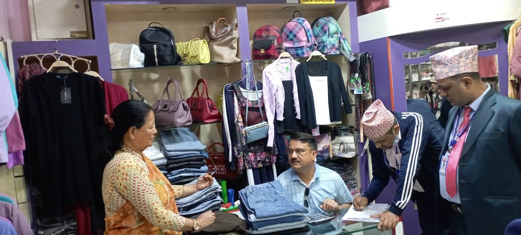 पोखराका फेन्सी पसलमा महानगरको अनुगमन, दुई पसललाई जरिवाना