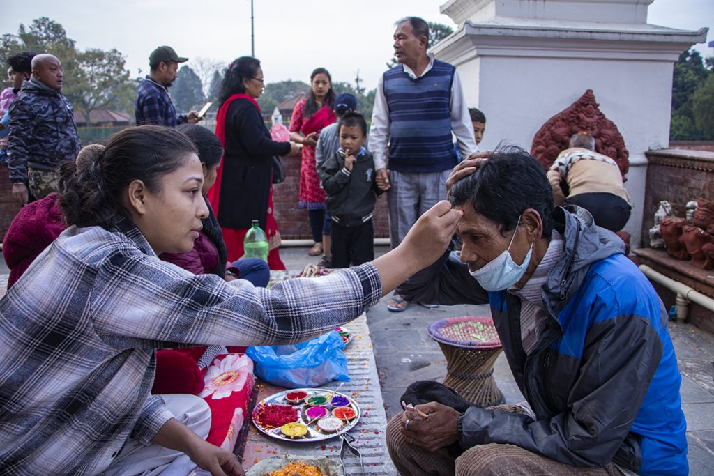 दिदीबहिनी नहुनेले बालगोपालेश्वर मन्दिरमा लगाए भाइटीका