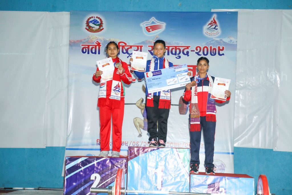 भारत्तोलनमा पुलिसलाई चौथो स्वर्ण, महिला ५५ केजी तौलमा टीकामायाले जितिन् स्वर्ण