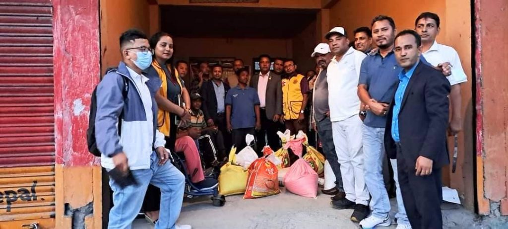 दुष्टिबिहिन र अशक्त वृद्धवृद्धालाई लायन्स क्लब अफ पोखरा आर्दश चौतारीको सहयोग
