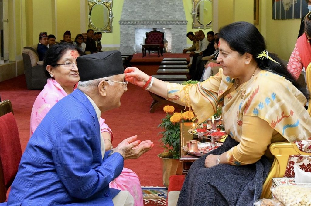ओली दम्पत्तीले राष्ट्रपतिको हातबाट लगाए टीका