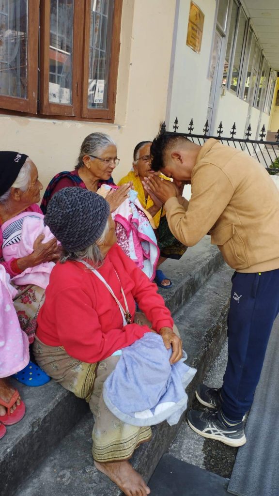 पोखरा वृद्धाश्रममा ६१ थान ब्लाङ्केट वितरण