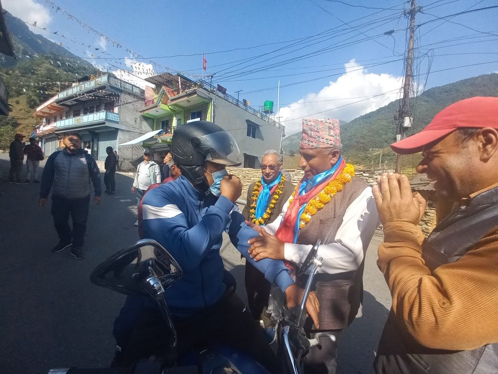 पर्यटकीय महत्व राख्ने ल्वाङको सडक स्तरोन्नती गर्ने उमेदवार बरालको वाचा