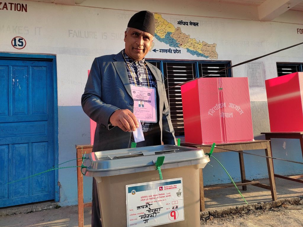 कास्की–३  गठबन्धनका उम्मेदवार रामजी बरालले गरे मतदान