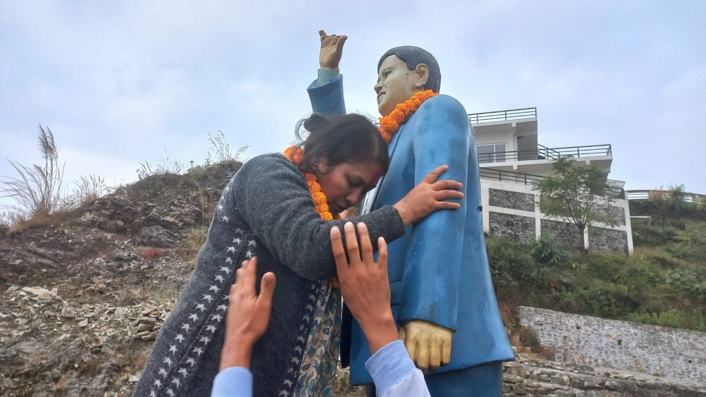 विद्या भट्टराईद्धारा स्व. रविन्द्रको शालिकमा माल्यार्पण