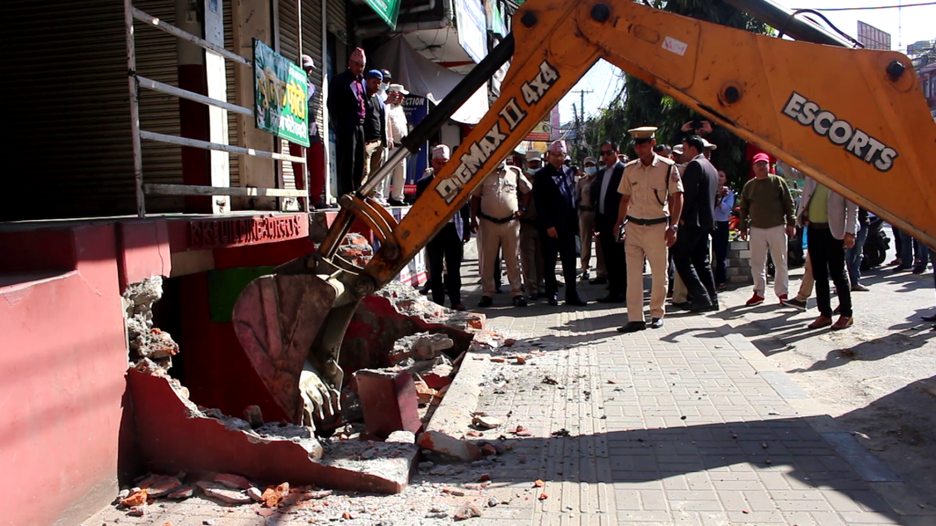 मेयर आचार्यको एक्सन : अण्डरग्राउण्ड खाली गर्न नमान्नेको घरमा डोजर (भिडियोसहित)