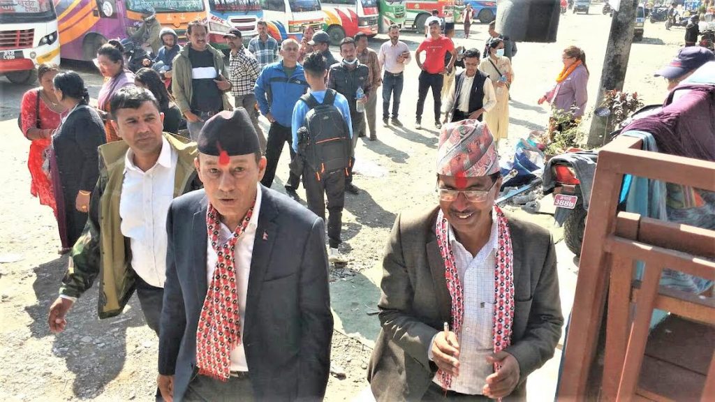 गठबन्धनका उम्मेदवार घरदैलोमा, बसपार्क बन्ने भन्दै उत्साहित स्थानीय