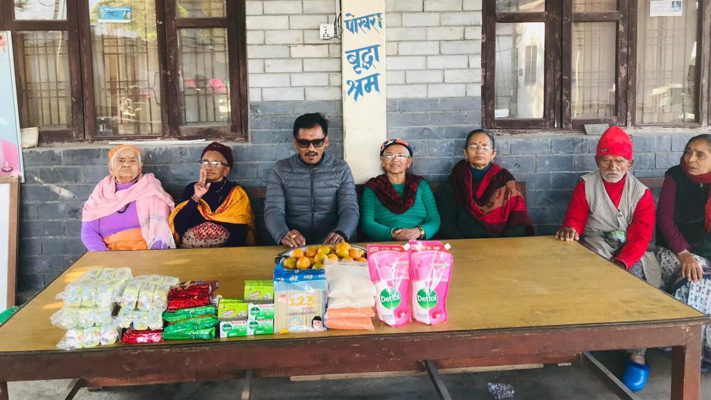समाजसेवी गुरुङको जन्मोत्सव वृद्धाश्रममा