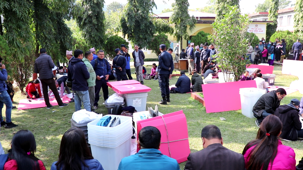 आवश्यक सामाग्री लिएर मतदान केन्द्र तर्फ लागे कर्मचारी (फोटोफिचर)