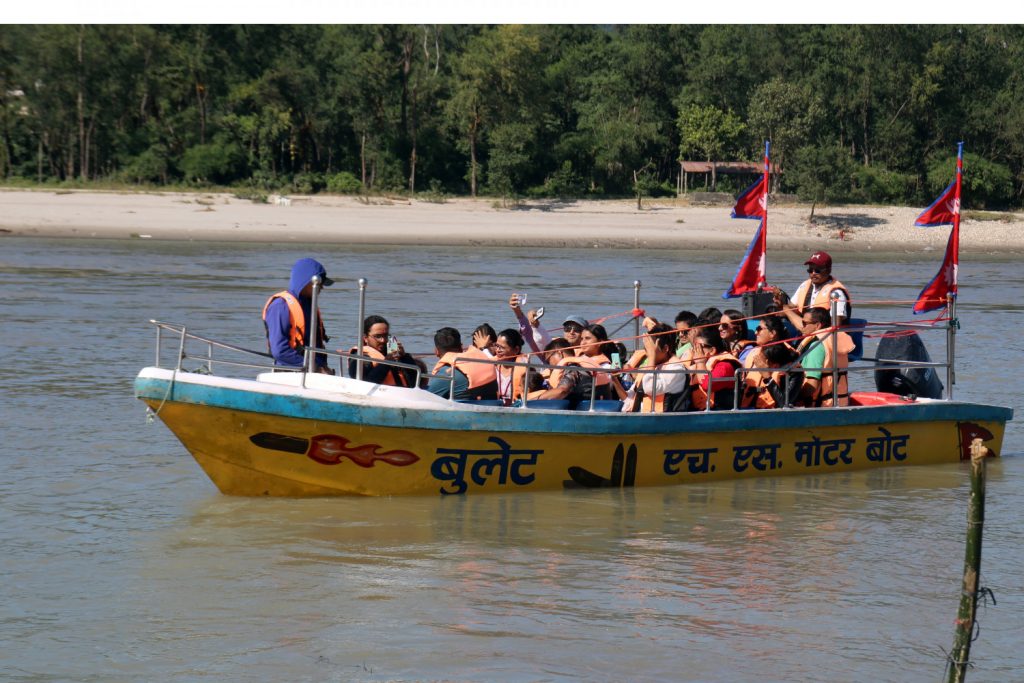 नारायणीमा डुंगा पल्टिदाँ तीन जनाको ज्यान गयो