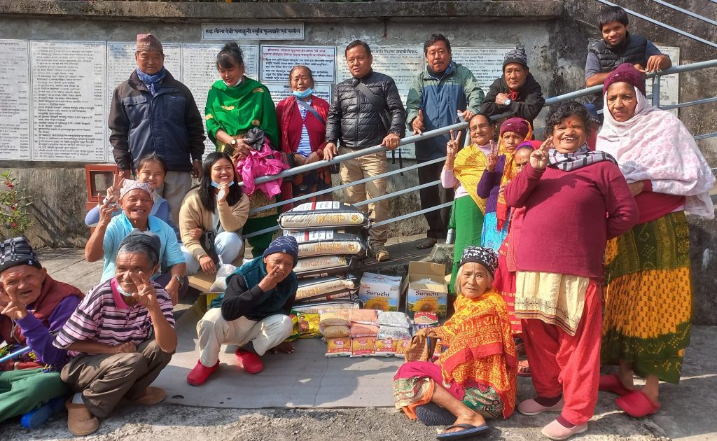 जन्मदिनमा पोखरा बृक्षाश्रमलाई खाद्यान्न वितरण