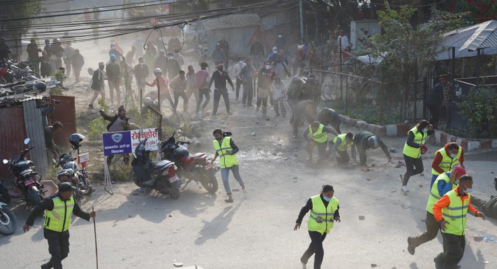 काठमाडौं महानगर प्रहरीमाथि आक्रमण गर्नेलाई पक्राउ गर्न प्रशासनको निर्देशन