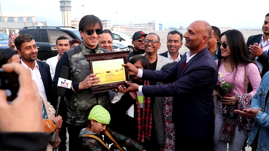 पोखरा विमानस्थल अवलोकनमा पुगे बलिउड अभिनेता विवेक
