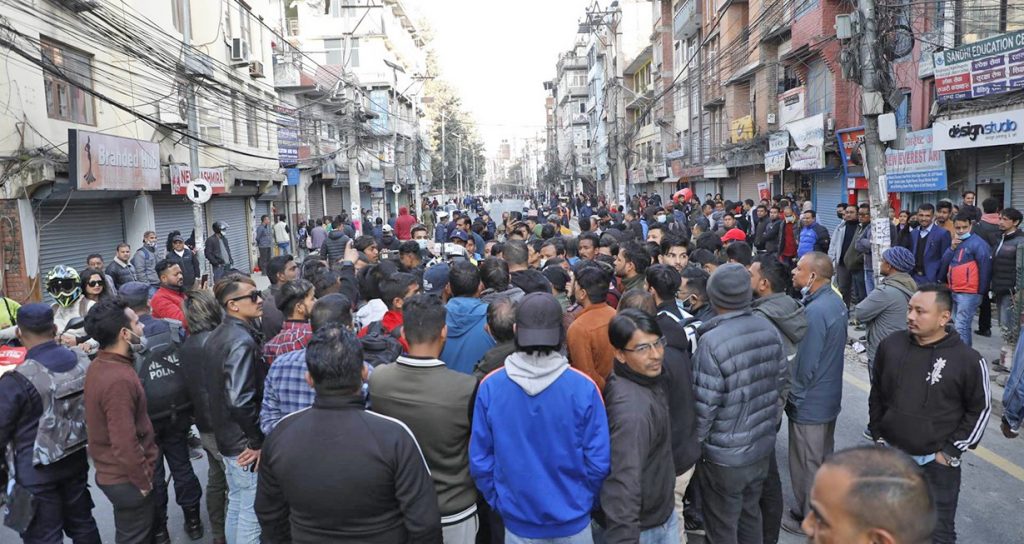 काठमाडौंका सडक किनारमा पार्किङ गर्न नदिएपछि व्यवसायी आन्दोलित