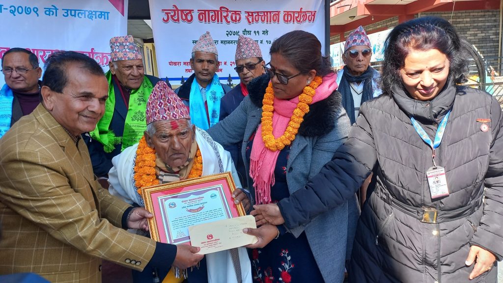 जेष्ठनागरिक दिवसमा १०४ बर्षीय दाहाल सम्मानित