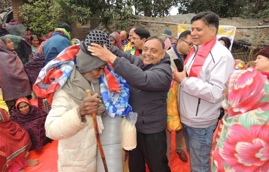 मर्चवारका ५० परिवारलाई रोटरी क्बल लुम्बिनी सिद्धार्थनगरद्वारा न्यानो कपडा वितरण