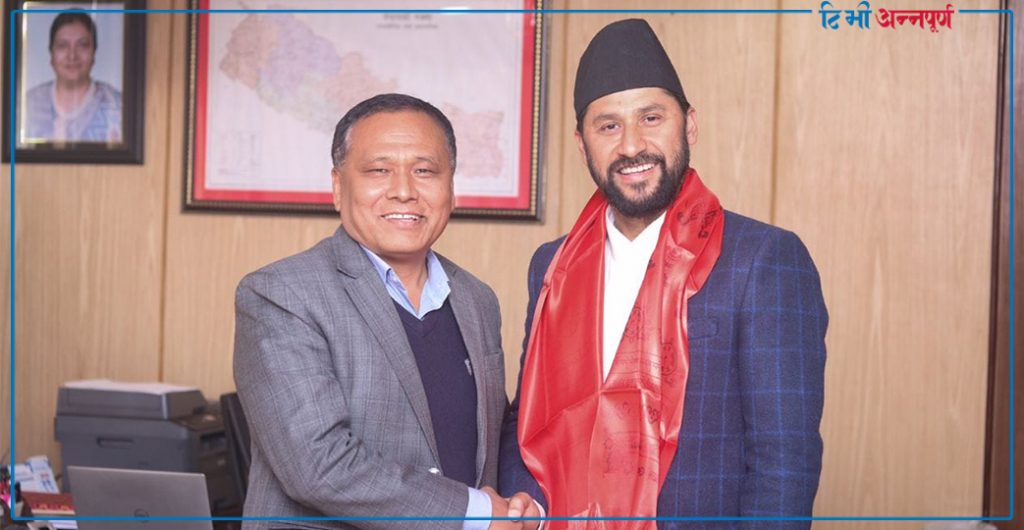 गृहमन्त्री रवि लामिछानेलाई भेटेर कुलमानले दिए बधाई