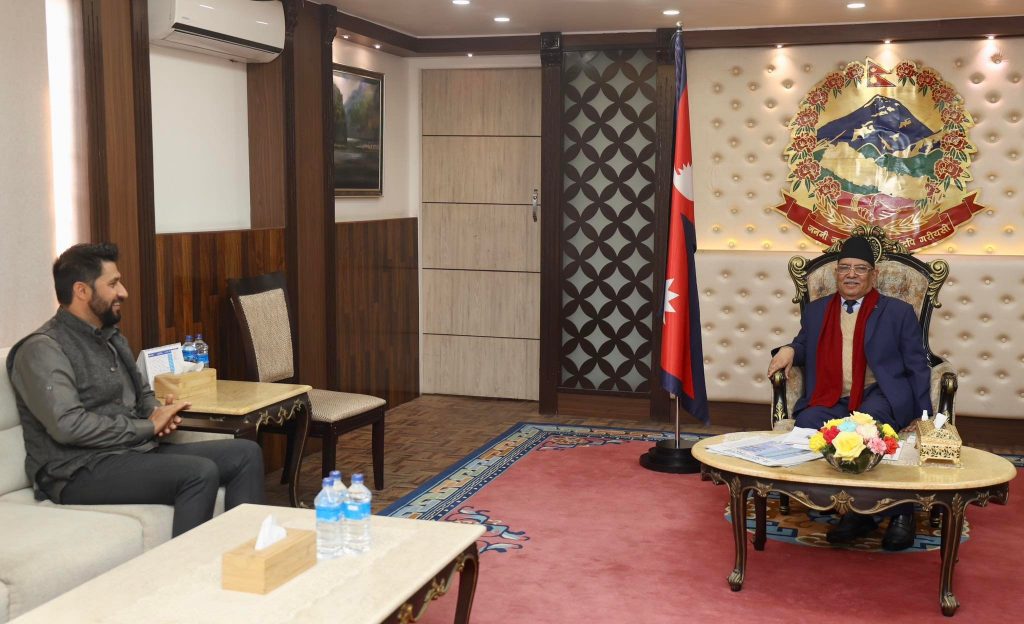 गठबन्धन बैठकअघि प्रचण्डलाई भेट्दै रवि