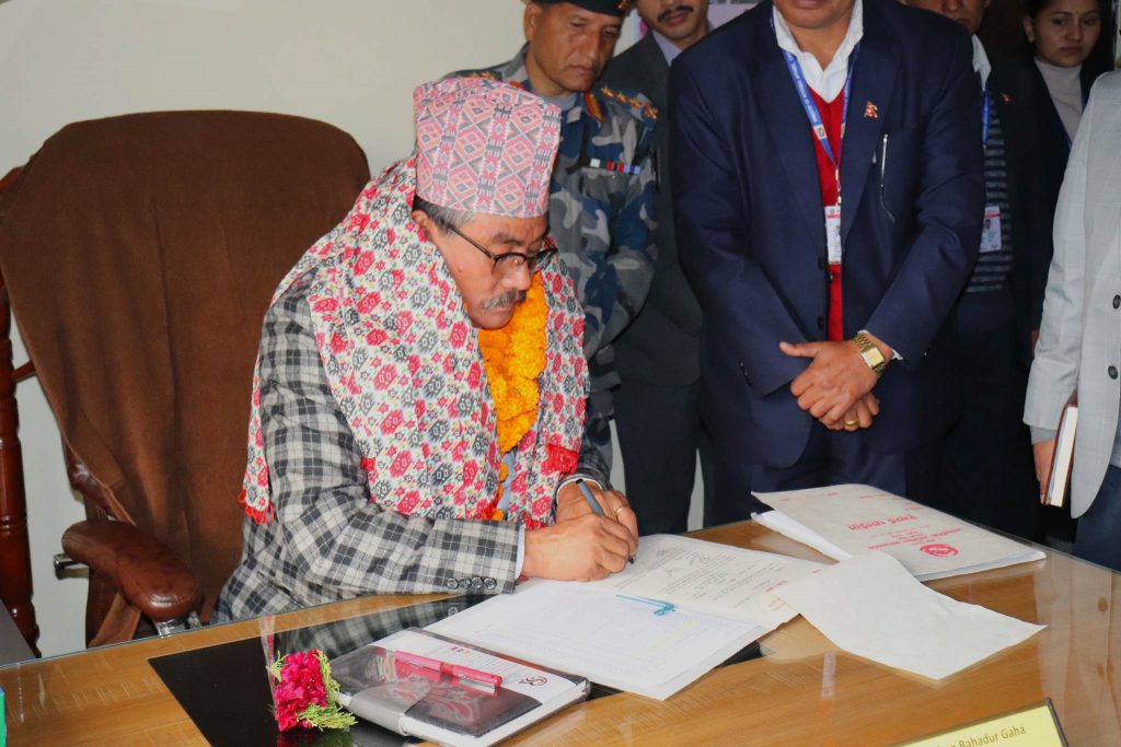 गण्डकीका कानूनमन्त्री रोशन गाहा मगरद्धारा पदभार ग्रहण