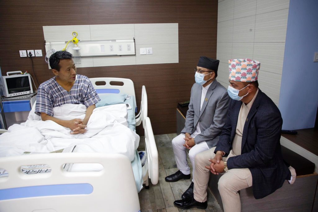 वर्षमान पुनलाई भेट्न अस्पातल पुगे सभामुख घिमिरे