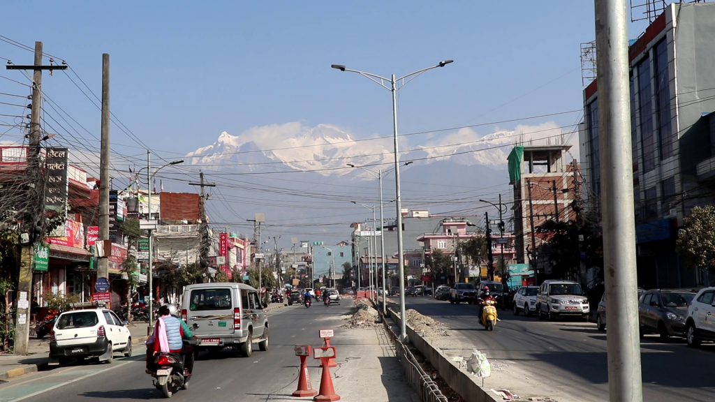 न्युरोडका ठाउँ ठाउँमा डिभाइडर नराख्न व्यवसायीको दबाव