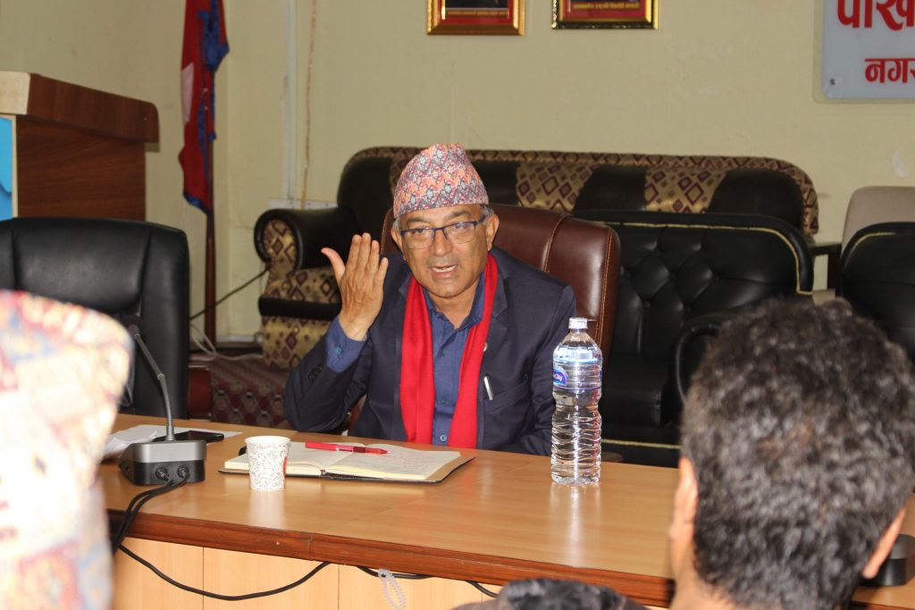 प्लास्टिक जलाउने जो कोहीलाइ पनि तत्काल कारबाही  : मेयर आचार्य