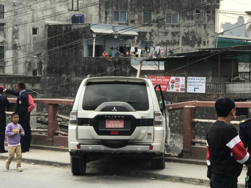पोखराको महेन्द्रपुलमा पजेरोको ठक्करबाट ३ घाइते, गाडी सेतीमा खस्नबाट बच्यो