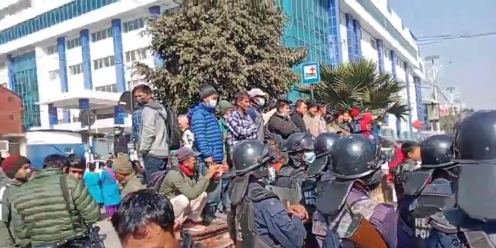 उपचार सेवा माग्दै वीर अस्पताल अगाडि प्रदर्शन