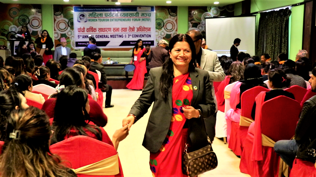 भाषण  म आफै गर्छुभन्दै मुख्यमन्त्री अधिकारीले मञ्चबाटै पठाइदिए सांसद पहारीलाई !(भिडियोसहित)