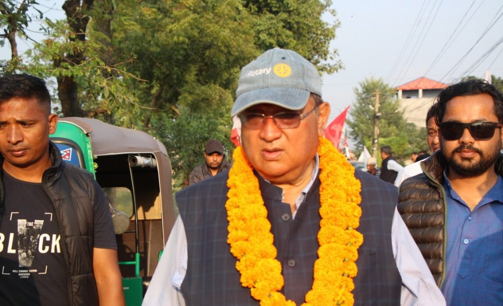 ‘स्वतः विजयी’ घोषित गर्न माग गर्दै निर्वाचन आयोग जाँदै उमेश श्रेष्ठ