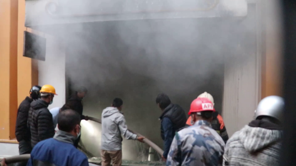 डेढघण्टा भन्दा लामो प्रयास पछि सेलवेजको गोदाममा लागेको आगो नियन्त्रणमा