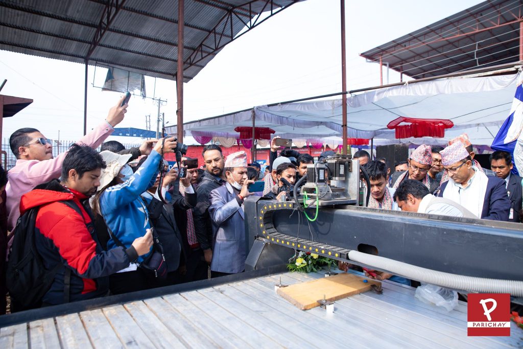 पोखराका अभिनासले बनाए साइन बोर्ड बनाउने मेसिन