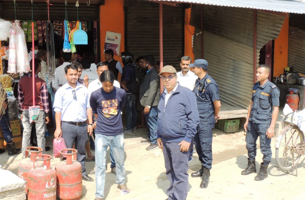 अनुगमनबाट जोगिन व्यवसायीले गरे सटर बन्द, अवैध भारतीय गुट्खा र सूर्तिजन्य पदार्थ जफत