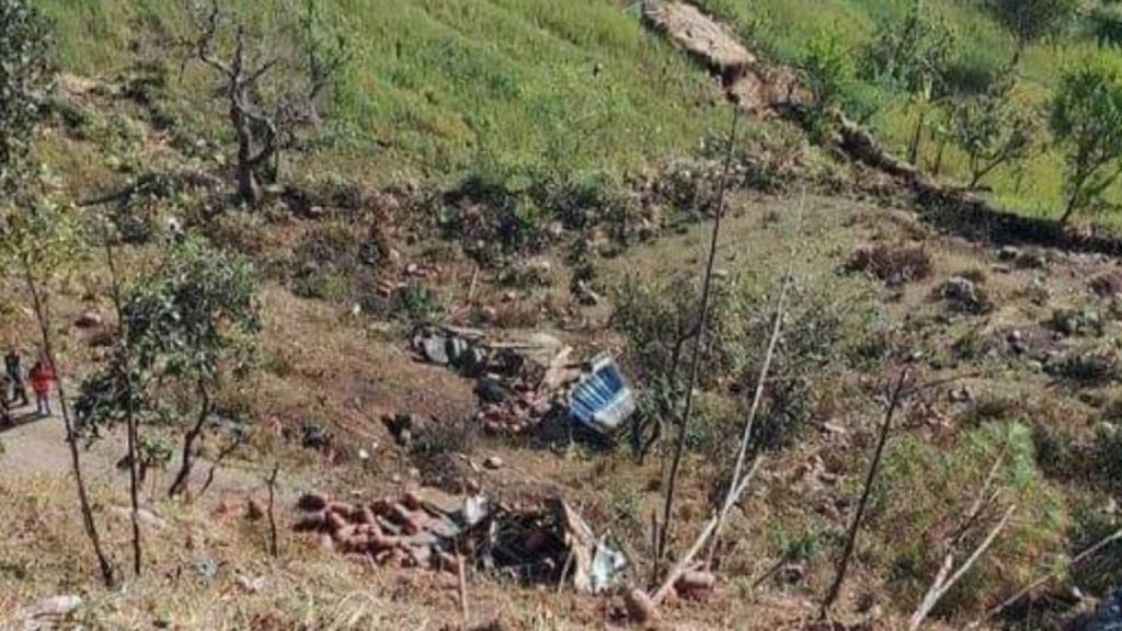 ग्यास सिलिन्डर बोकेको ट्रक दुर्घटना : ३ जनाको घटनास्थलमै ज्यान गयो