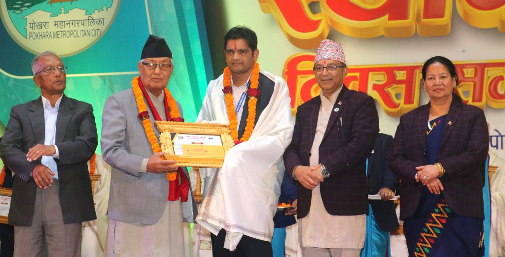 पोखरा महानगरको सातौं स्थापना दिवशमा २६ कर्मचारीलाई दीर्घसेवा सम्मान