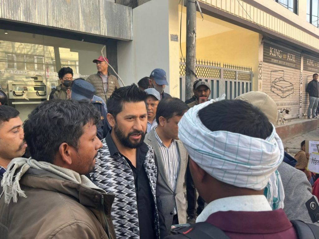 मिटरब्याज पीडितहरूको आन्दोलनमा रविको ऐक्यबद्धता